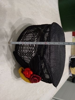 Cappello nero con fiore rosso e giallo