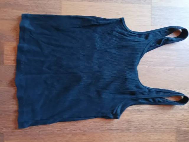 Camiseta negra Zara tirantes botones