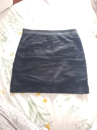 Falda tubo tul negra ajustada corta