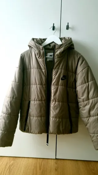 Chaqueta Nike verde oliva con Capucha