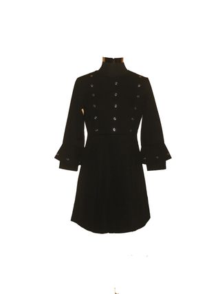 Vestido negro con ojales