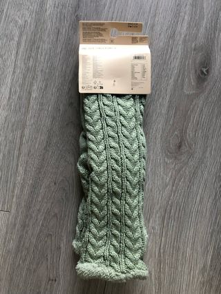 Calcetines gruesos verdes para estar por casa.