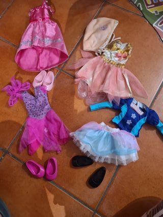 Dos Nancy con vestidos y accesorios