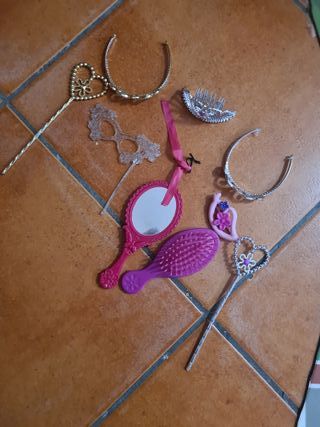 Dos Nancy con vestidos y accesorios