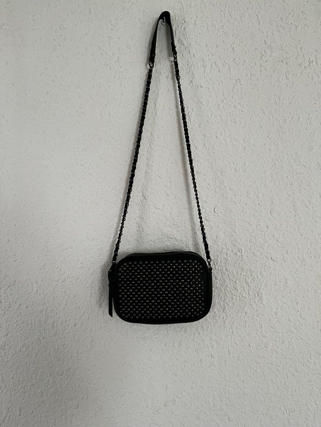 Bolso negro con tachuelas
