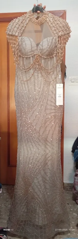 Vestido de fiesta beige y dorado