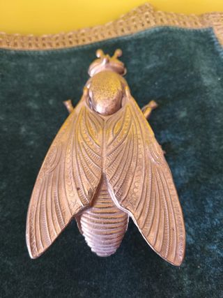 Figura de bronce  en forma de Mosca