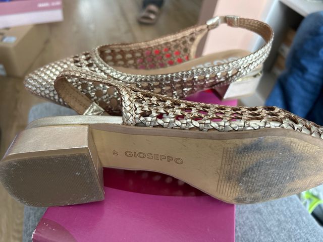 Zapatos dorados destalonados