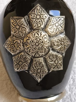 JARRON CERÁMICA NEGRO CON INCRUSTACIONES METAL