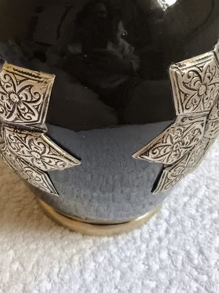 JARRON CERÁMICA NEGRO CON INCRUSTACIONES METAL