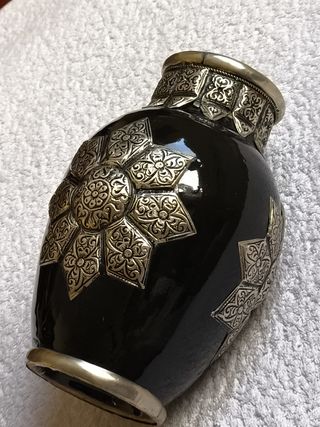 JARRON CERÁMICA NEGRO CON INCRUSTACIONES METAL