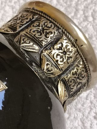 JARRON CERÁMICA NEGRO CON INCRUSTACIONES METAL