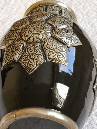 JARRON CERÁMICA NEGRO CON INCRUSTACIONES METAL