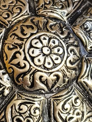 JARRON CERÁMICA NEGRO CON INCRUSTACIONES METAL