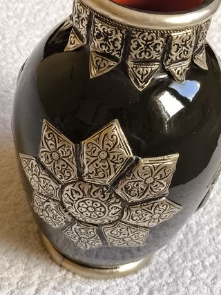 JARRON CERÁMICA NEGRO CON INCRUSTACIONES METAL