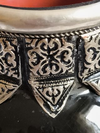 JARRON CERÁMICA NEGRO CON INCRUSTACIONES METAL