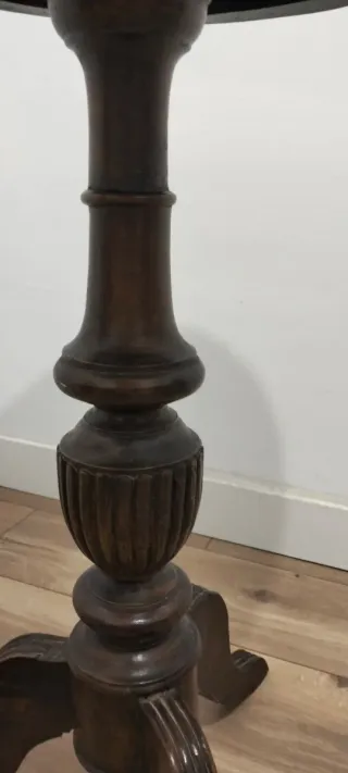 Mesa auxiliar de madera oscura