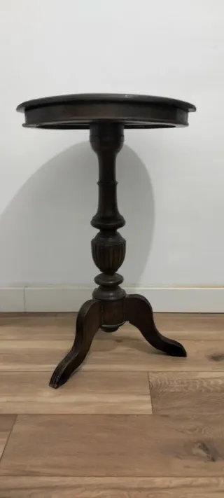 Mesa auxiliar de madera oscura