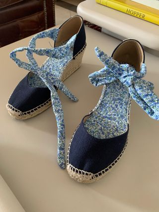 Alpargatas cuña Toni Pons azul marino floral