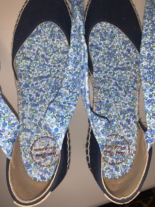 Alpargatas cuña Toni Pons azul marino floral