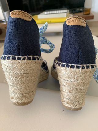 Alpargatas cuña Toni Pons azul marino floral