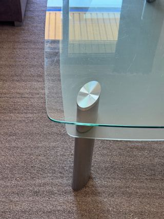 Mesa centro cristal y metal plateado