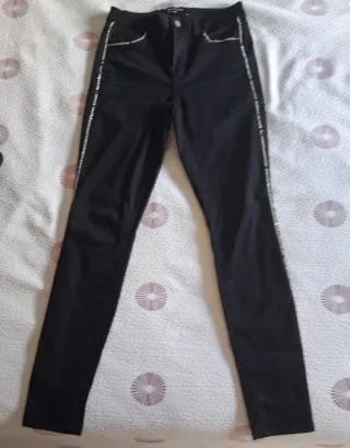 Pantalón vaquero negro con pedrería
