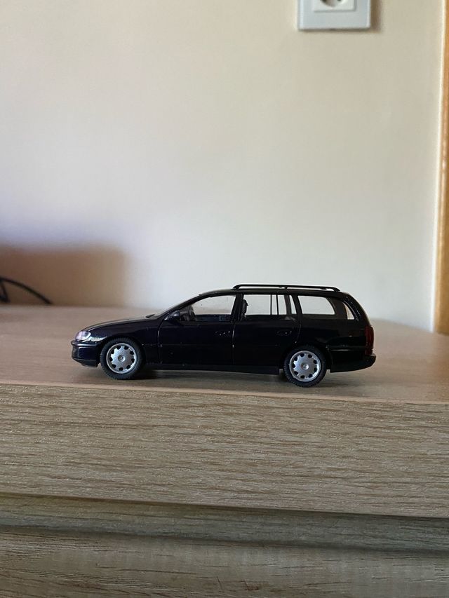 Opel Omega A Caravan miniatura 1:43