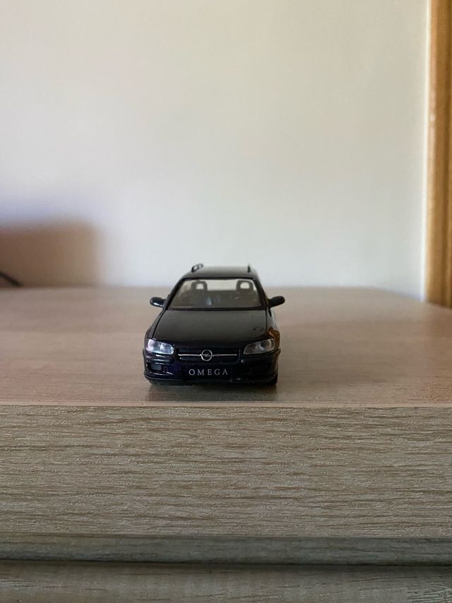 Opel Omega A Caravan miniatura 1:43