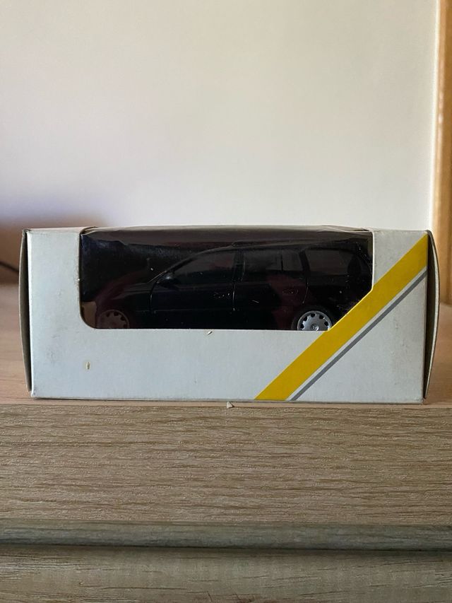 Opel Omega A Caravan miniatura 1:43