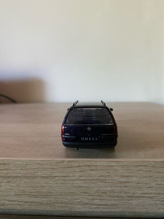 Opel Omega A Caravan miniatura 1:43
