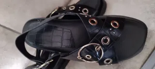 Sandalias negras con hebillas doradas