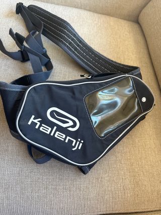 Riñonera Kalenji Negra y Gris de hombro