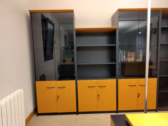 Armario de oficina modular, madera y vidrio