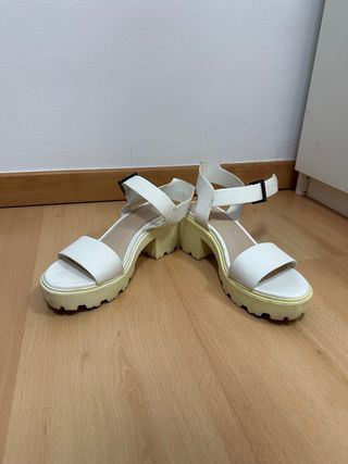 Sandalias Bershka plataforma blancas