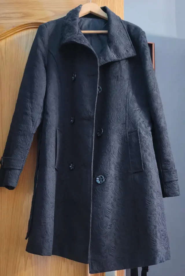 Abrigo negro con estampado floral