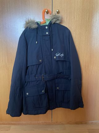 Anorak negro con capucha y cinturón