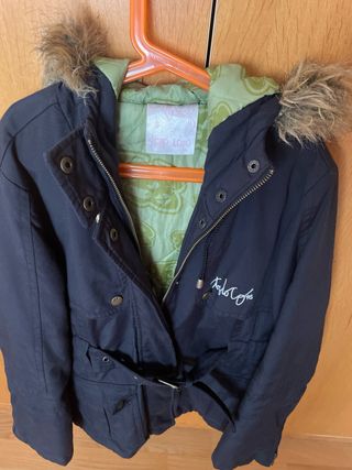 Anorak negro con capucha y cinturón