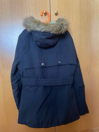 Anorak negro con capucha y cinturón