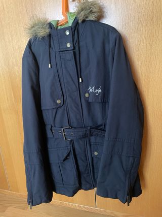 Anorak negro con capucha y cinturón