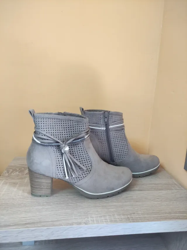Botines Jana grises con perforaciones