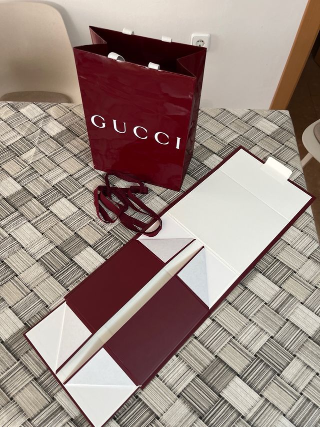 Caja y bolsa de regalo Gucci roja