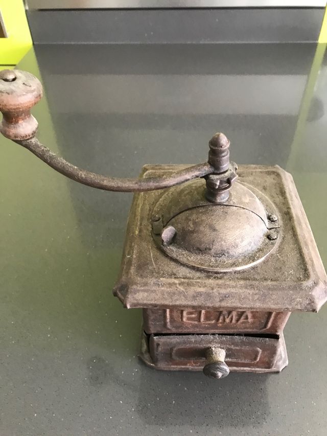Antiguo molinillo de café ELMA