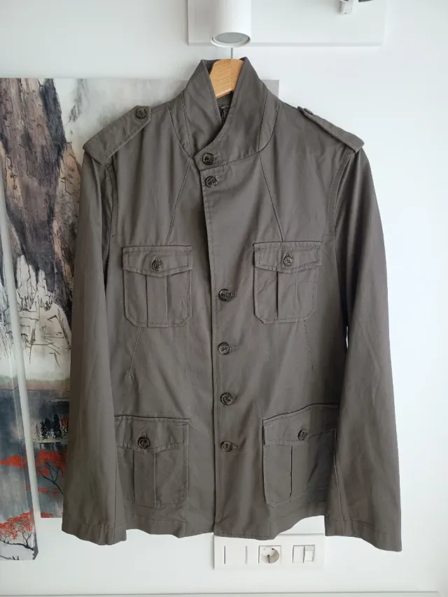Chaqueta militar verde oliva talla M nunca usada.