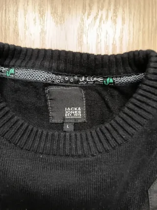 Jersey negro con un pequeño bolsillo