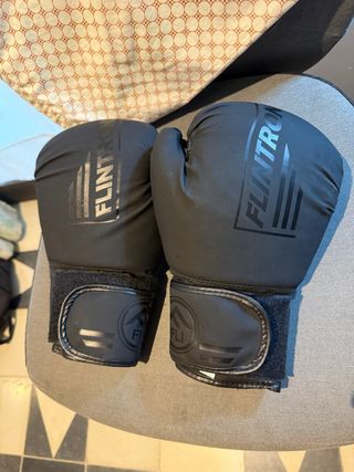 Guantes de boxeo FLINTRON negros más vendas venum