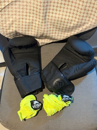 Guantes de boxeo FLINTRON negros más vendas venum