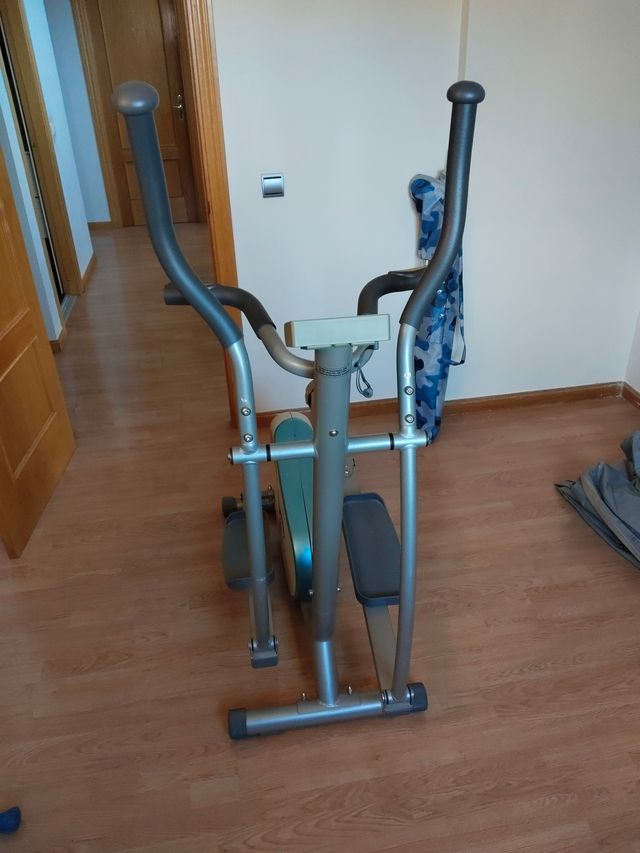 Elíptica gris con pantalla