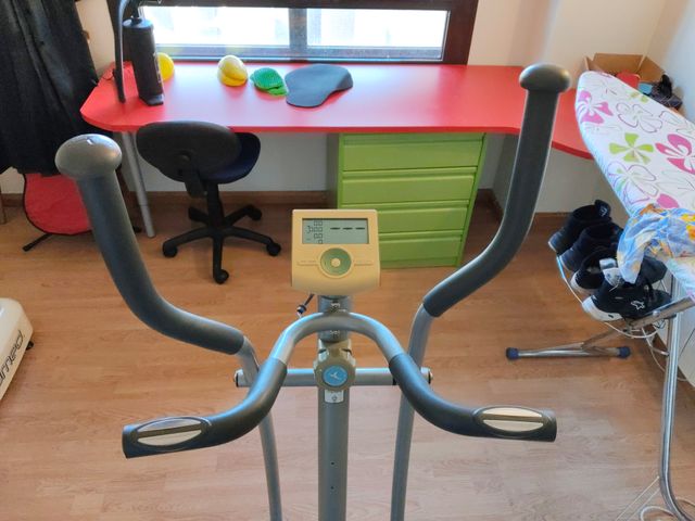 Elíptica gris con pantalla