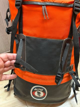 Mochila Altus 50L Naranja y Negra